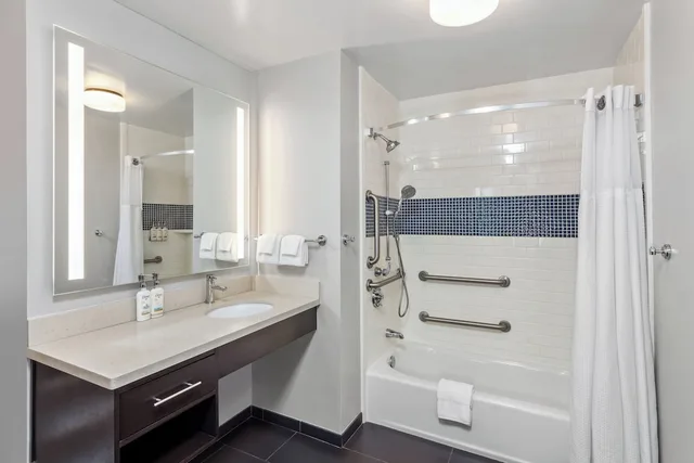 جناح بسرير كينج بغرفة نوم واحدة لذوي الإعاقة، Staybridge Suites Albany Wolf Rd Colonie Center 2/3