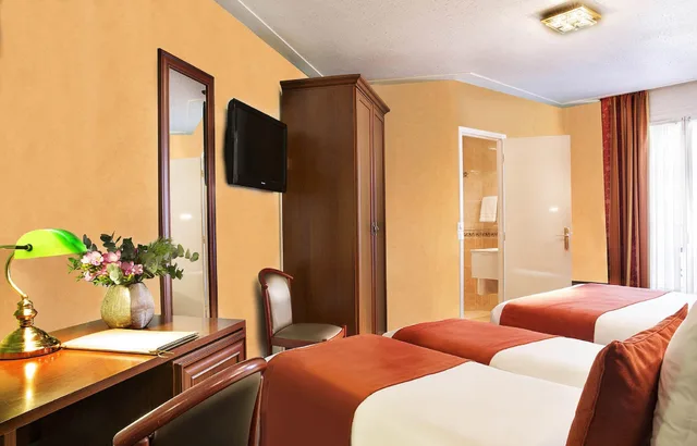 غرفة رباعية بسريرين مزدوجين، Hôtel Terminus Lyon 2/5