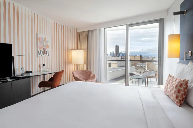 غرفة بريستيج بسرير كينج بإطلالة على الحديقة بشرفة، Renaissance Paris Arc de Triomphe Hotel 3/10