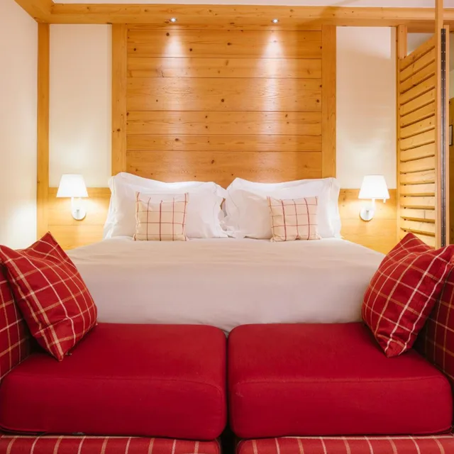 جناح جونيور، Hotel Maribel 9/10