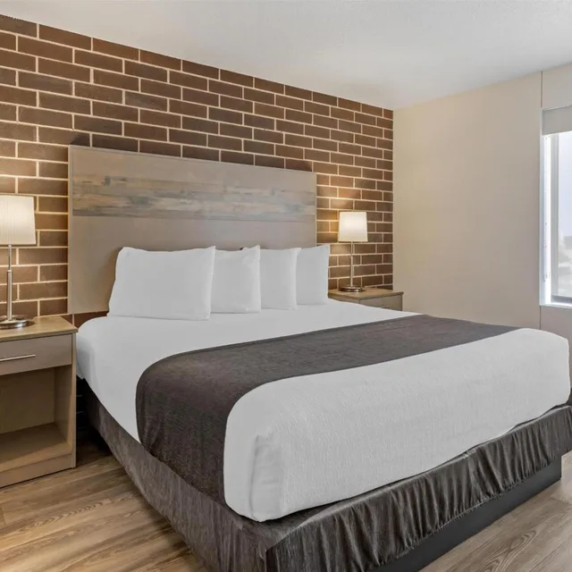 غرفة بسرير كينج بمطبخ صغير بحوض استحمام لذوي الإعاقة، Best Western Plus Executive Residency Waterloo and Cedar Falls 2/3