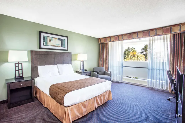 غرفة قياسية بسرير كوين لذوي الإعاقة، Travelodge By Wyndham Monterey Bay 2/5