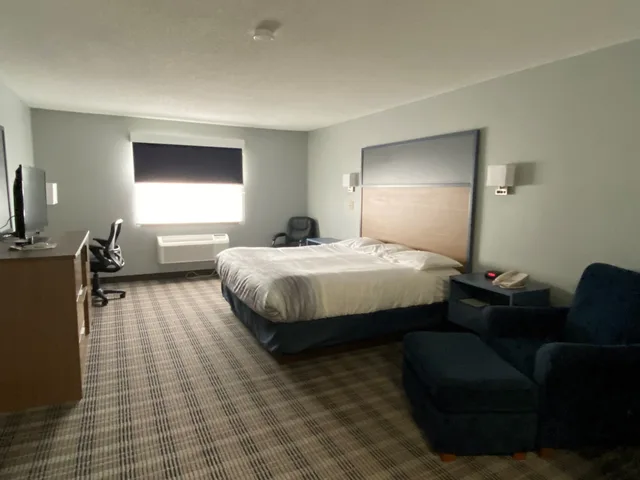 غرفة بسرير كينج لذوي الإعاقة، AmericInn by Wyndham Viroqua 2/4