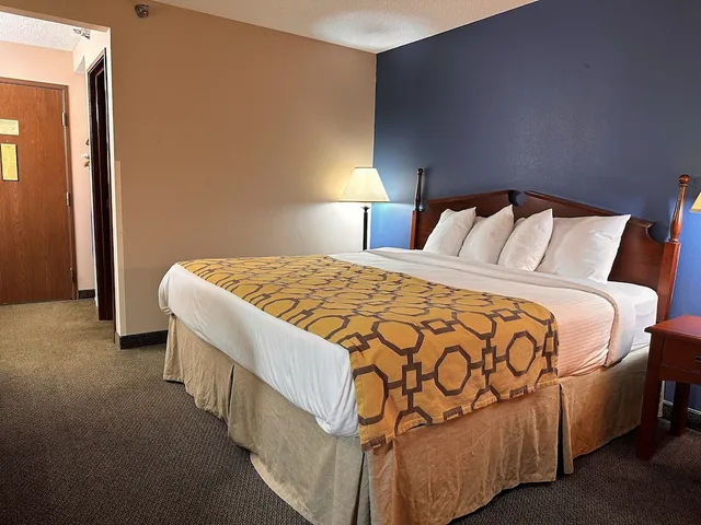 غرفة قياسية بسرير كينج، Baymont by Wyndham Corydon 1/5