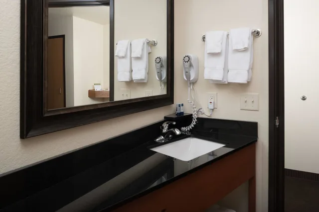 غرفة بسرير كينج لذوي الإعاقة، Americinn By Wyndham Belle Fourche 5/9