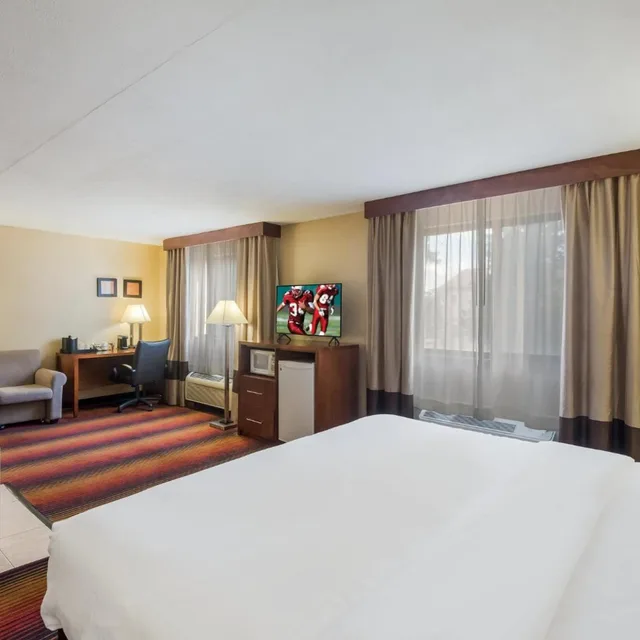 جناح بسرير كينج بجاكوزي لذوي الإعاقة، Red Roof Inn Fairfield 1/6