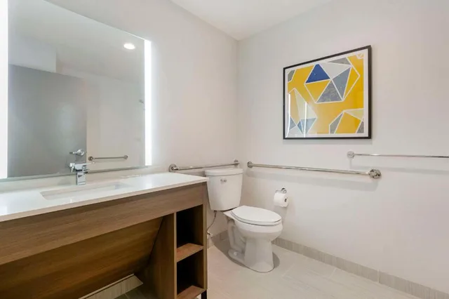 Upgrade, King and Double Bed، Comfort Inn & Suites Houma 3/6