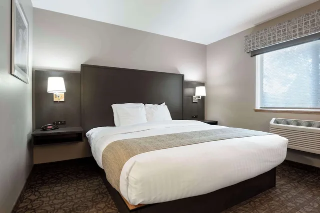غرفة قياسية بسرير كينج مع أريكة بمطبخ صغير، Best Western Sawtooth Inn & Suites 3/6