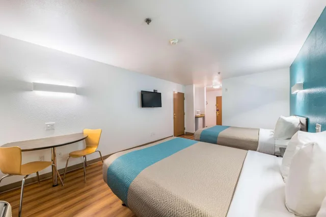 2 King Beds Non-Smoking, Micfridge، Motel6 Decatur, TX 4/10