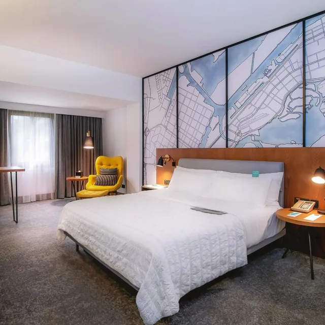Guest Room, Deluxe, King Bed, City View, Le Meridien Abu Dhabi 2/10