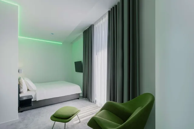 غرفة ديلوكس بسرير كينج بإطلالة على النهر، Golden Tulip Design Tbilisi 3/10