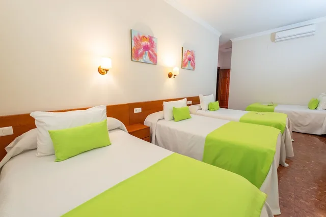 غرفة رباعية بأربعة أسرّة، Hotel Romerito 1/4