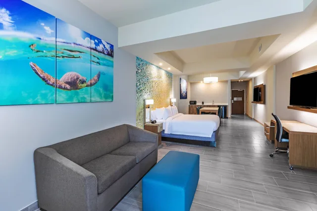 غرفة بسرير كينج بشرفة مع أريكة، Courtyard by Marriott South Padre Island 5/10