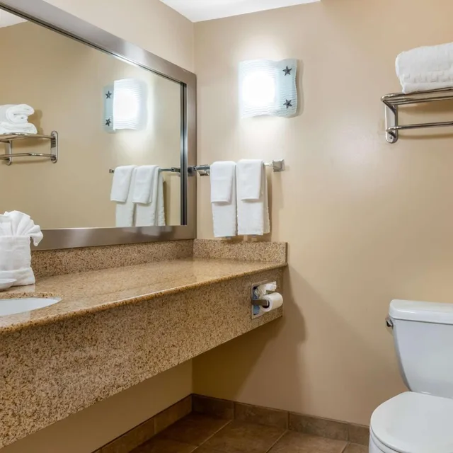 جناح بغرفتي نوم بحوض جاكوزي، Best Western Plus Capitola By the Sea Inn Suites 10/10