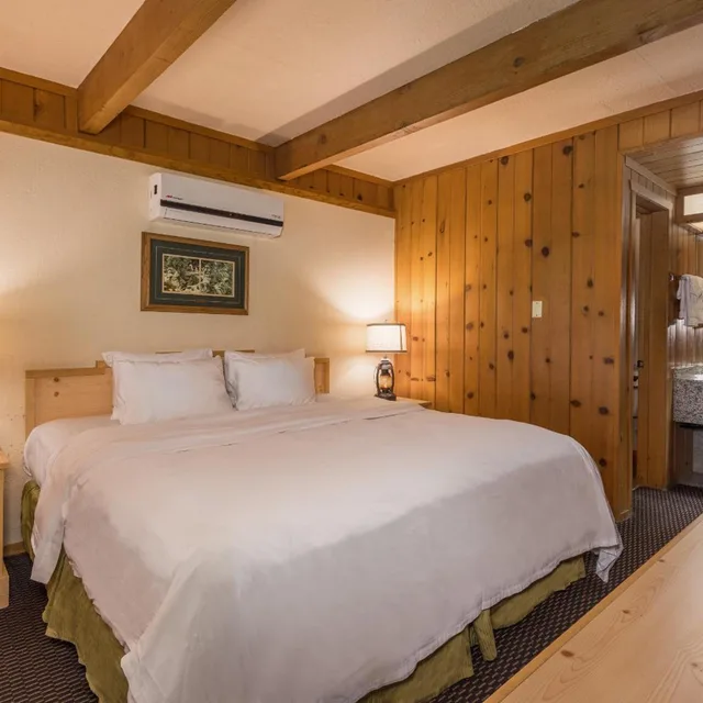 غرفة بسرير كينج مع أريكة، The Pines Resort 1/1