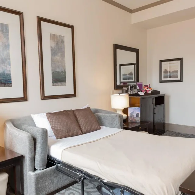 Suite, King Bed, Parlor, Sofa، Hotel Blackhawk Autograph Collection 2/2