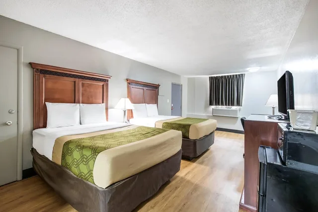 Room, Single, 2 Queen Beds, Sofa، Rodeway Inn St. Joseph MI 3/6