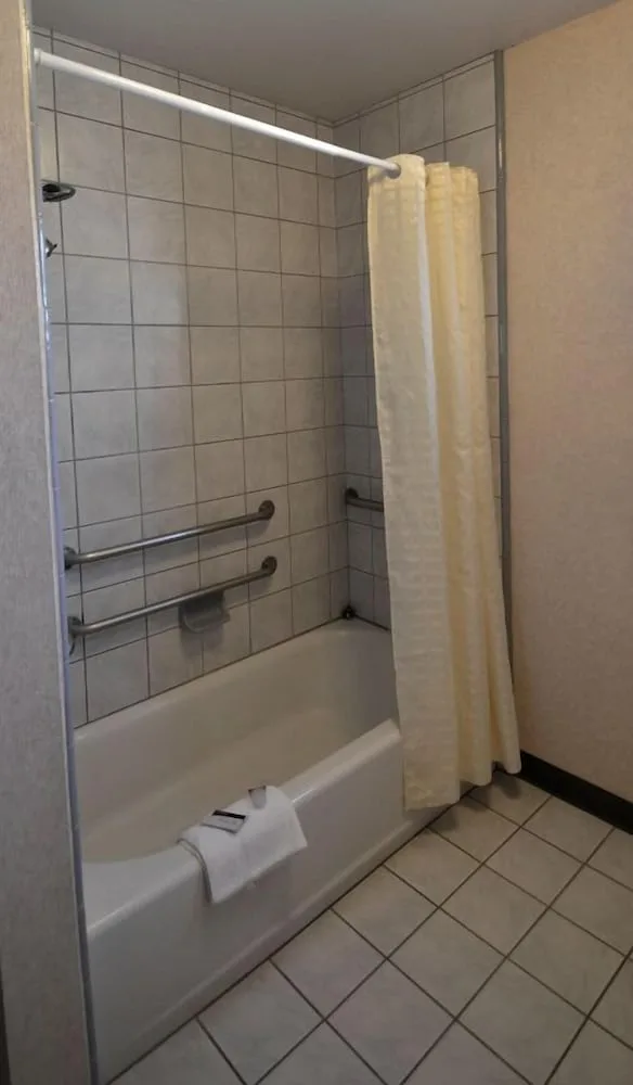 غرفة بسرير كوين لذوي الإعاقة، Garden Inn and Suites 2/2