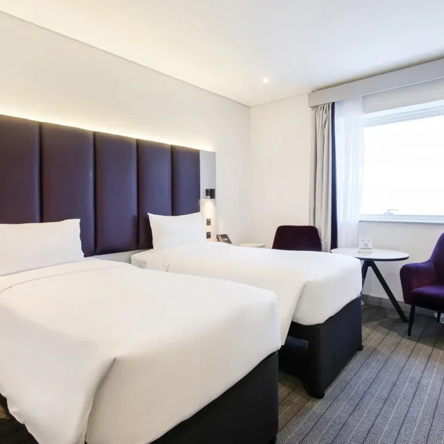 غرفة متصلة عائلية بسرير فردي، Premier Inn Abu Dhabi Capital Centre 1/4