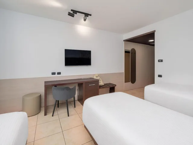 Triple Room Three Separate Beds, B&B HOTEL Settimo Torinese 9/10