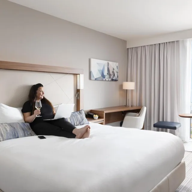 Guest Room, King Bed, Runway View، Courtyard by Marriott London City Airport 2/3