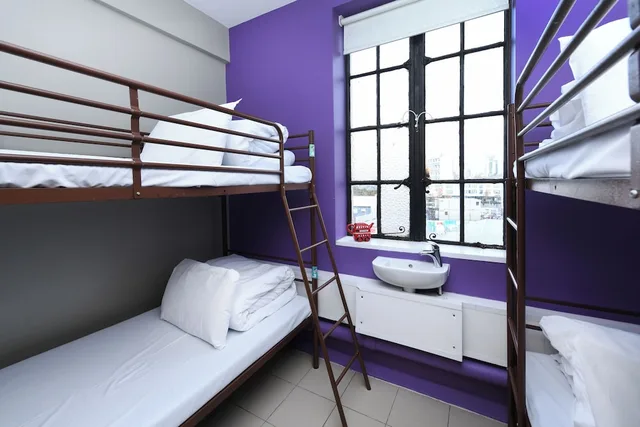 غرفة أساسية ثلاثية بأسرّة بطابقين بحمام خاص، Rest Up London Hostel 2/4