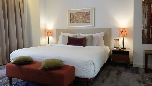 Jambuluwuk, Suite, King Bed، Jambuluwuk Malioboro Hotel Yogyakarta 3/5