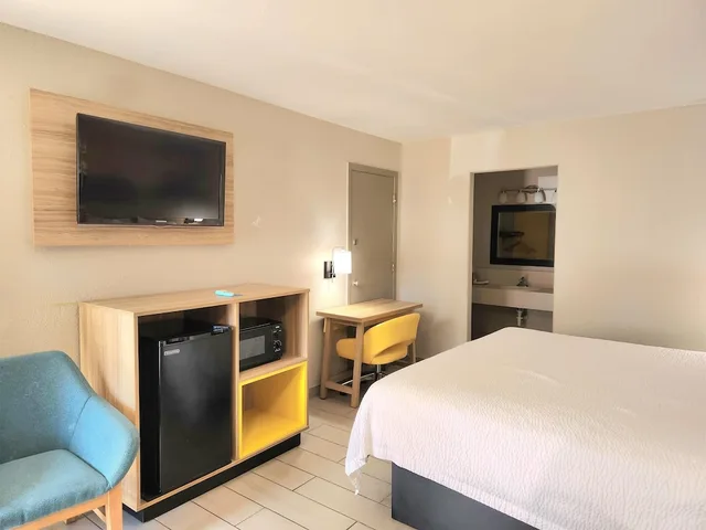 Room, Queen Bed, Smoking, Accessible, Days Inn by Wyndham McAllen 2/7