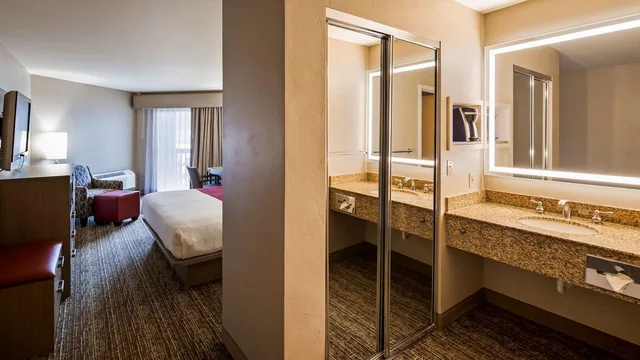 غرفة بسرير كينج بإطلالة لذوي الإعاقة، Best Western Plus Kootenai River Inn Casino & Spa 2/2