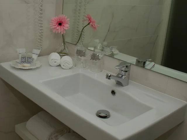 غرفة بريميوم بسرير كوين مع أريكة، Consolata Hotel 4/4
