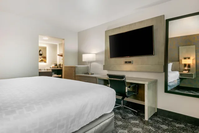 غرفة خارجية بسرير كينج، Clarion Inn Murfreesboro 2/5