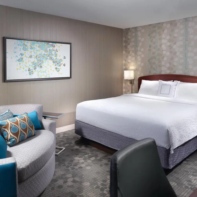 جناح بسرير كينج بغرفة نوم واحدة مع أريكة بحوض استحمام لذوي الإعاقة، Courtyard Alpharetta Atlanta 1/6
