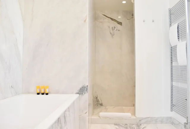 جناح بسريرين كينج بإطلالة على البحر، Hotel Les Roches Blanches 7/9