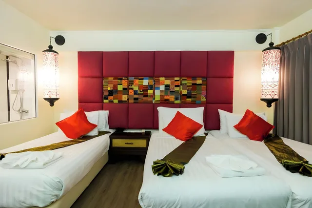 غرفة ثلاثية، Nak Nakara Hotel 2/2