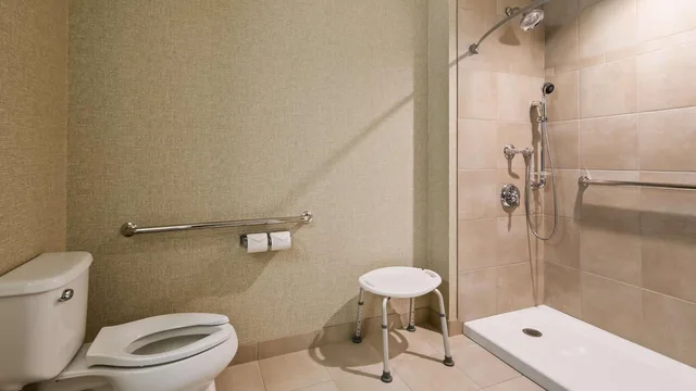 جناح بسرير كينج بجاكوزي، Best Western Plus Service Inn and Suites 7/10
