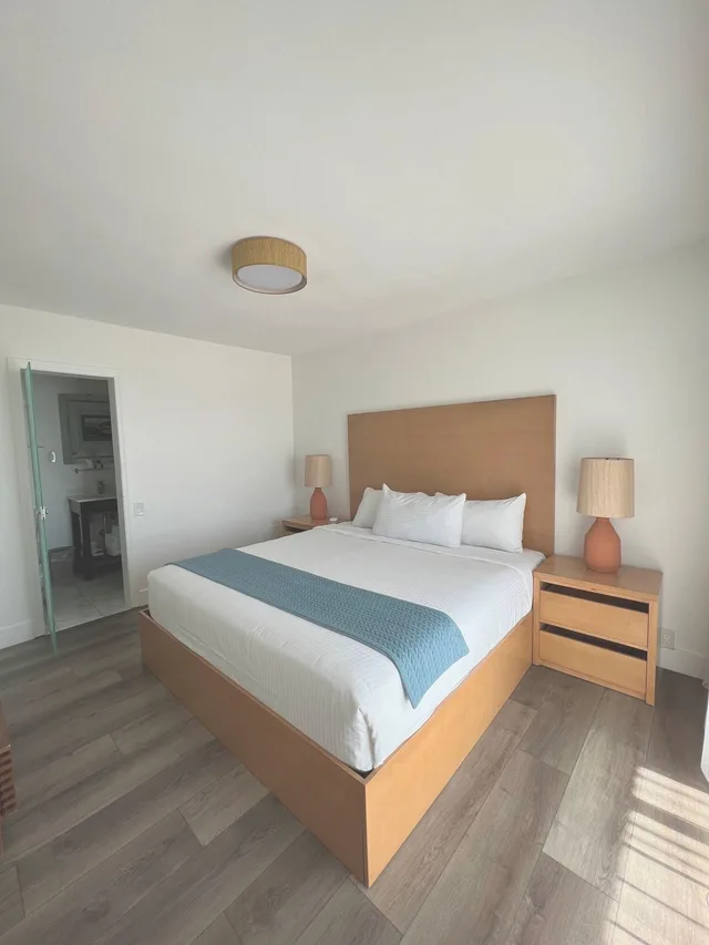جناح بسرير كينج بإطلالة على البحر، Capri Laguna Inn On the Beach 1/3