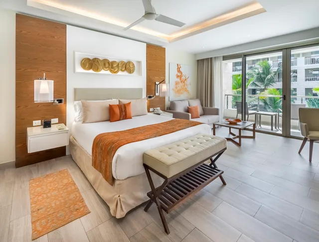 جناح جونيور فاخر بسرير مزدوج بإطلالة على البحر، Royalton Bavaro, An Autograph Collection All Inclusive Resort and Casino 1/2