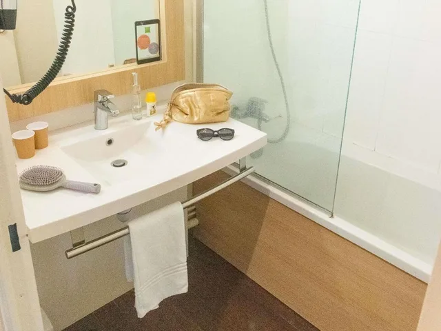 Renovated, Standard, Twin Beds، IBIS STYLES CHINON 8/10