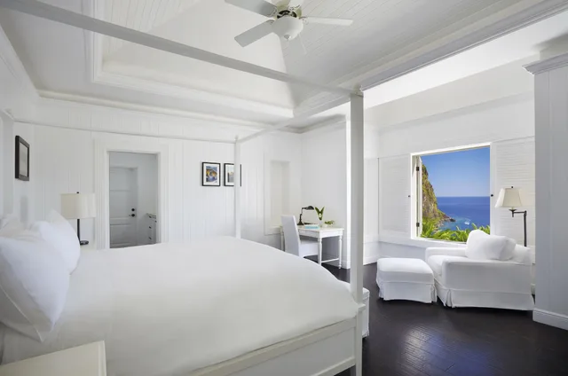 إقامة بسرير كينج بإطلالة على البحر بغرفة نوم واحدة مع أريكة، Sugar Beach A Viceroy Resort 1/3