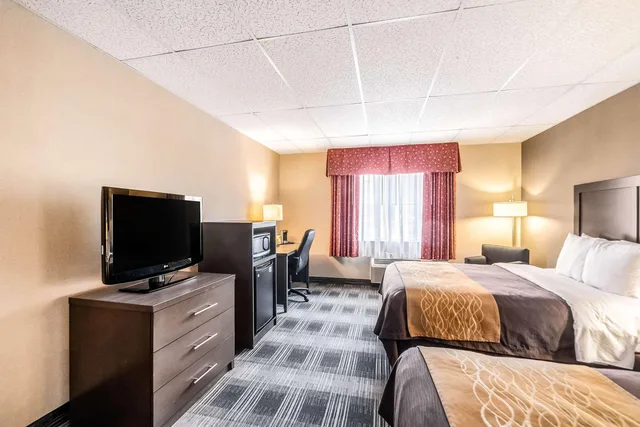 Suite, 2 Queen Beds, Comfort Inn Ballston 2/3