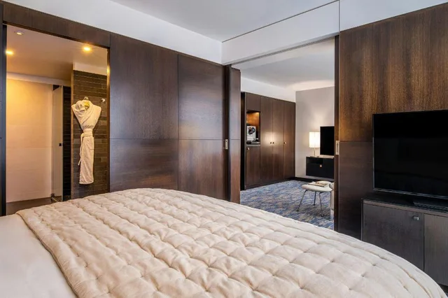 Suite, King Bed, Eiffel View, Terrace, High Floor، Renaissance Paris Arc de Triomphe Hotel 9/10