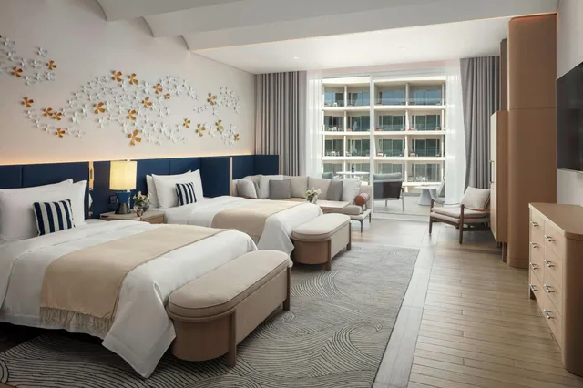 غرفة ديلوكس بسرير مزدوج بإطلالة على المسبح، The St. Regis Al Mouj Muscat Resort 2/6