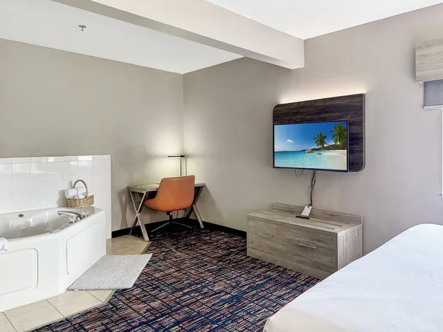 غرفة ديلوكس بسرير كينج مع أريكة بجاكوزي، Reston Inn & Suites 5/10