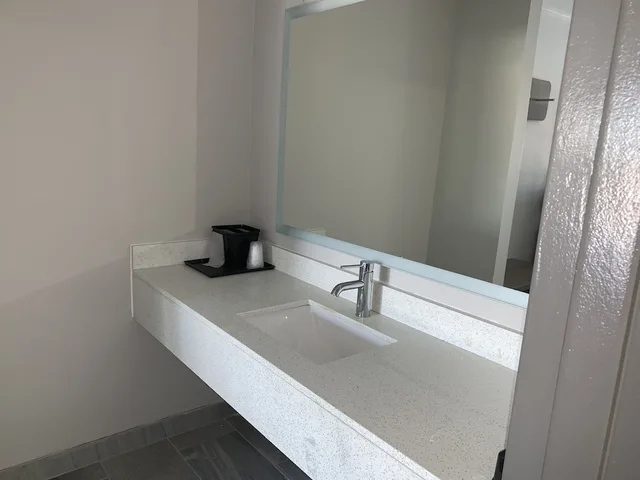 غرفة بسرير كينج لذوي الإعاقة، Super 8 by Wyndham Sulphur South 2/2