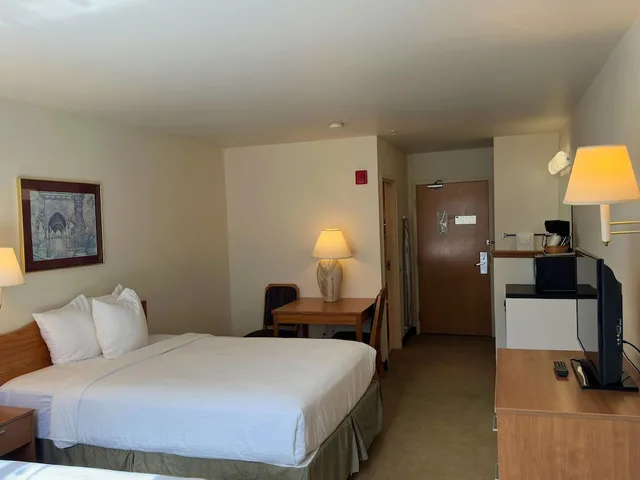 Standard, Single, 2 Queen Beds، Peppermill Empress Inn 3/5