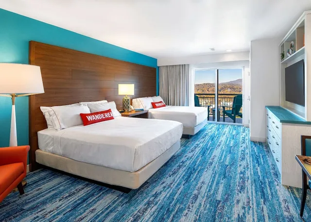 غرفة قياسية بسريرين كوين، Compass by Margaritaville Hotel Pigeon Forge 1/2