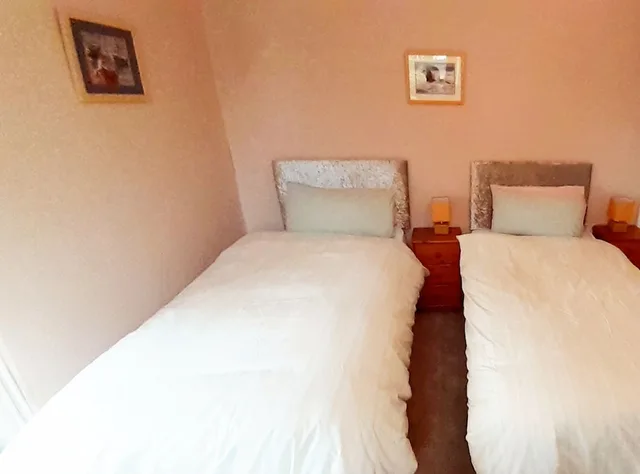 غرفة بسريرين منفصلين بحمام مشترك، The Countryman Hotel - B&B 5/10