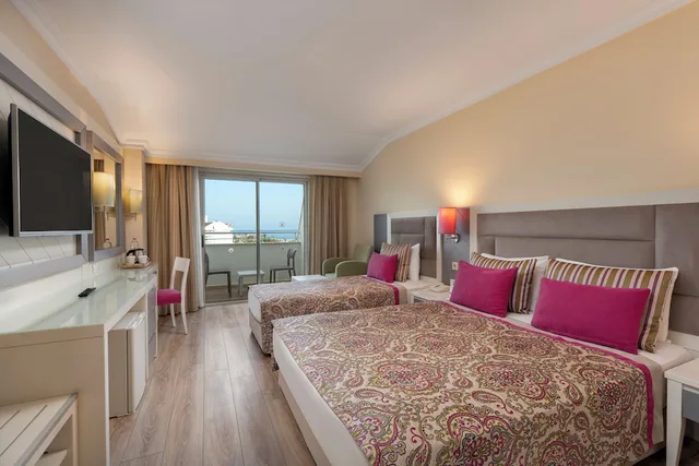 غرفة قياسية بسرير مزدوج وسرير فردي بإطلالة جزئية على البحر، Orange County Belek 6/10