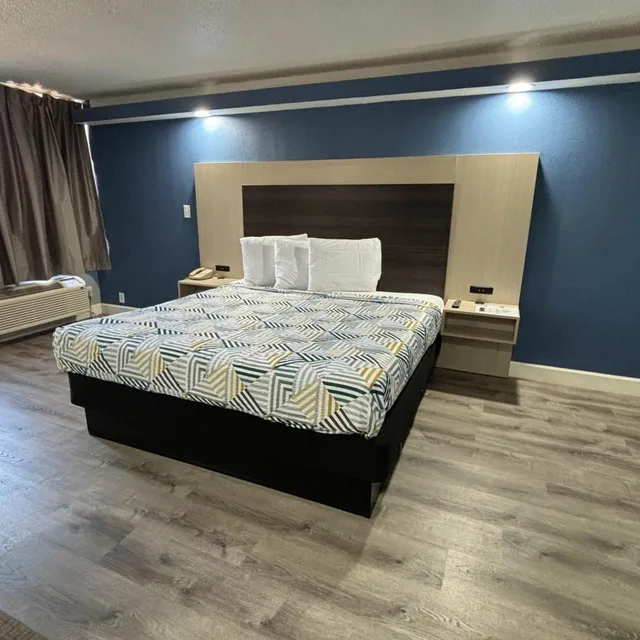 1 King Bed - Smoking, Micfridge, Studio6 Suites Memphis, TN – East Memphis 9/10