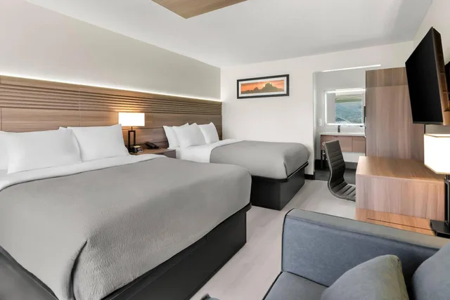 غرفة رباعية بسريرين كوين مع أريكة، Quality Inn & Suites Wytheville 4/8